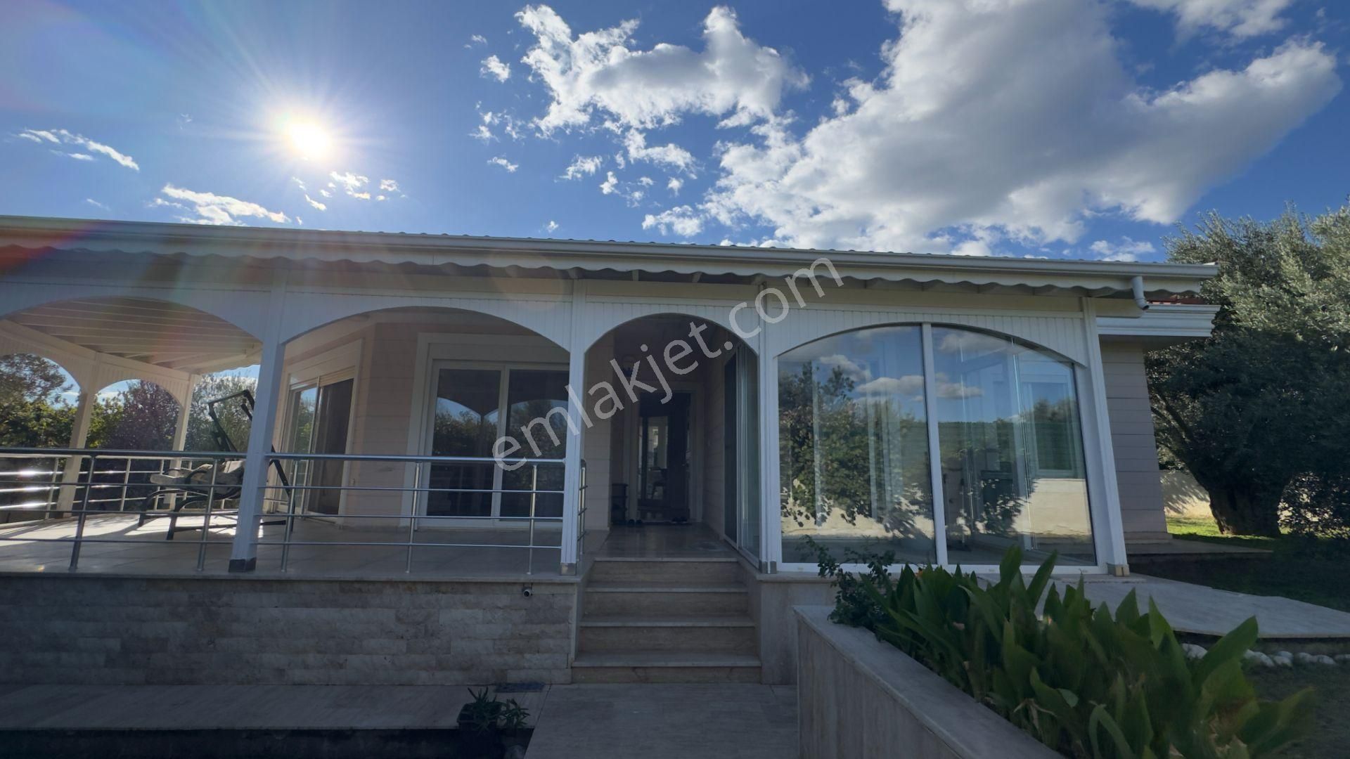 GÜRE'DE OKSİJENİ BOL ZEYTİNLİK ALAN İÇERİSİNDE, KAZDAĞLARININ ETEĞİNDE HAVUZLU LÜKS VİLLA